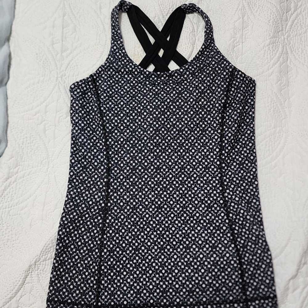 Lululemon Women's Black and White Patterned Workout Top.  NWOT